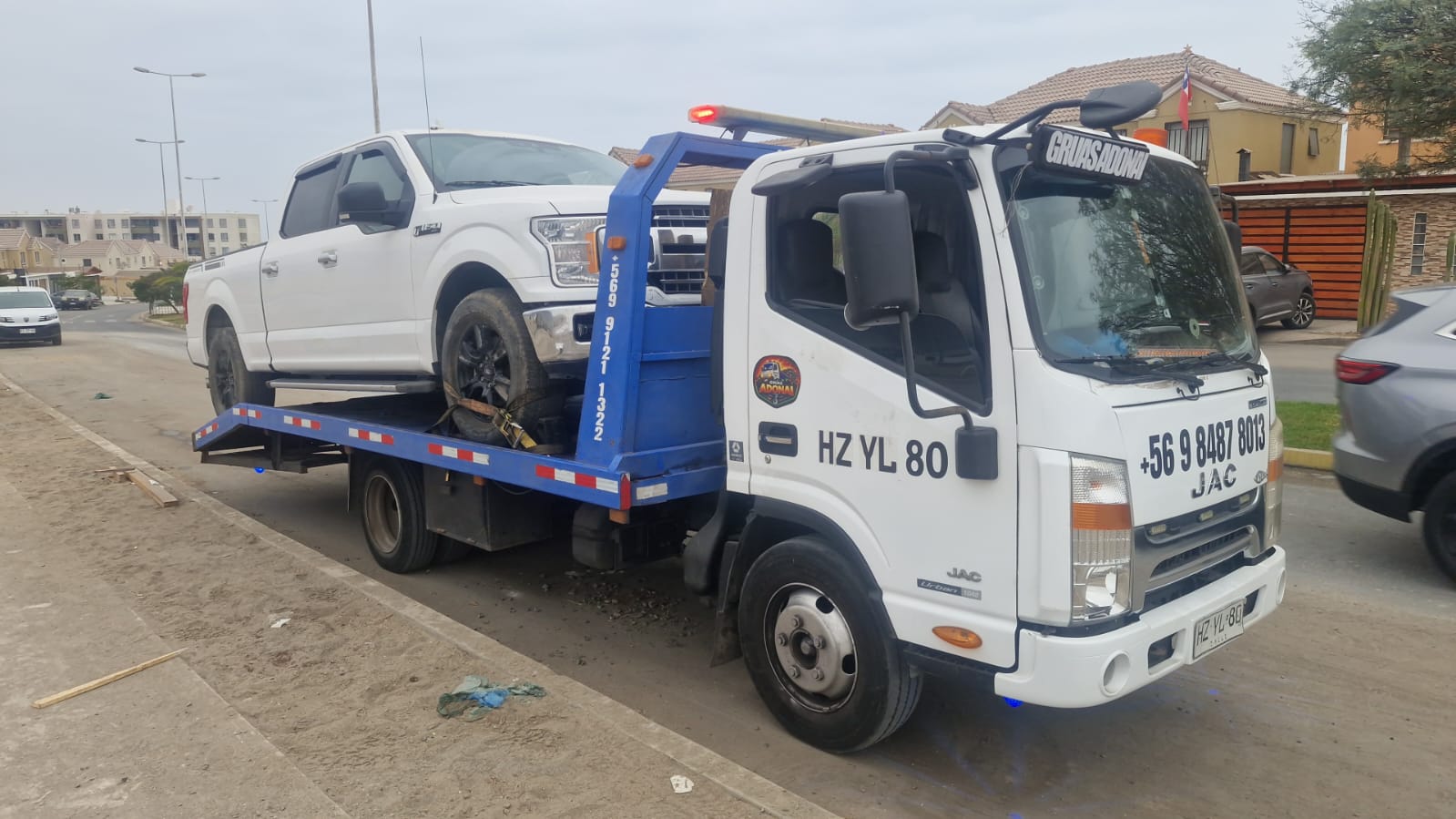 Grúa cama trasladando camioneta Ford en Antofagasta