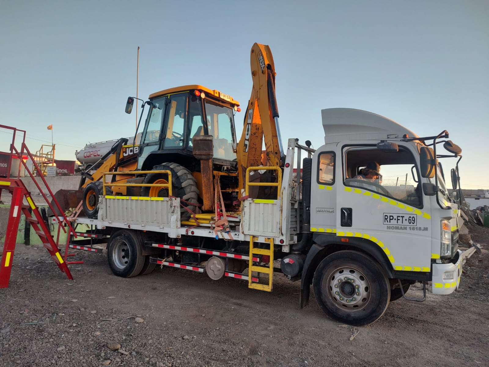 Plataforma 10 toneladas transportando retroexcavadora JCB para minería